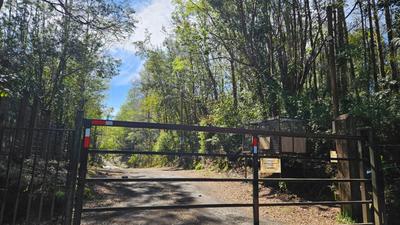 Portón de acceso con telecomando del Condominio Quilentúe